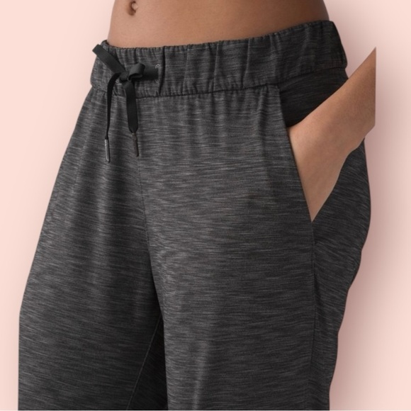 Lululemon On The Fly‎ Pant (28") Heathered Black size 4 - Picture 3 of 10